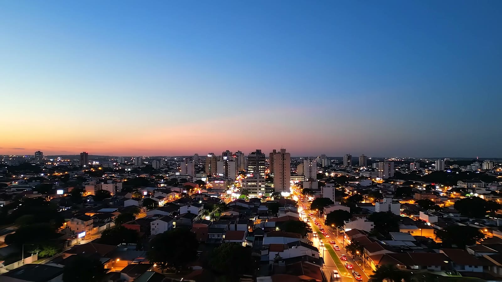 Cidade do interior ao entardecer, vista do alto